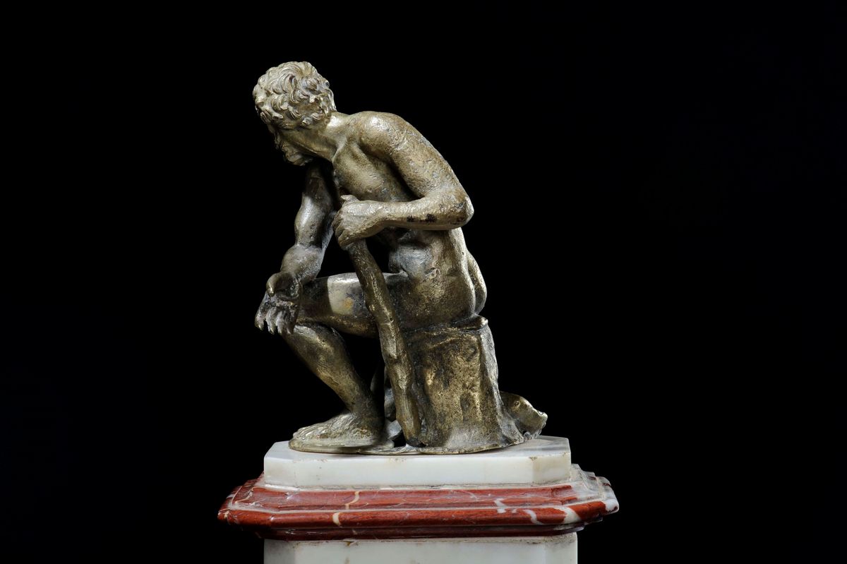 Scultura in Bronzo Fuso e Cesellato Raffigurante Ercole Seduto, Maestro del Fitzwilliam Museum, F...