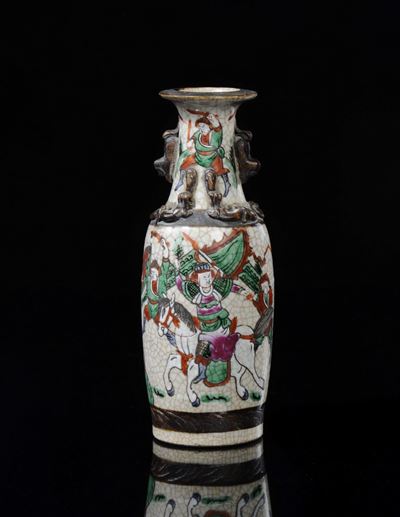 Vaso in Porcellana Craquelè con Raffigurazione di Scena di Battaglia, Cina, Dinastia Qing, XIX Se...