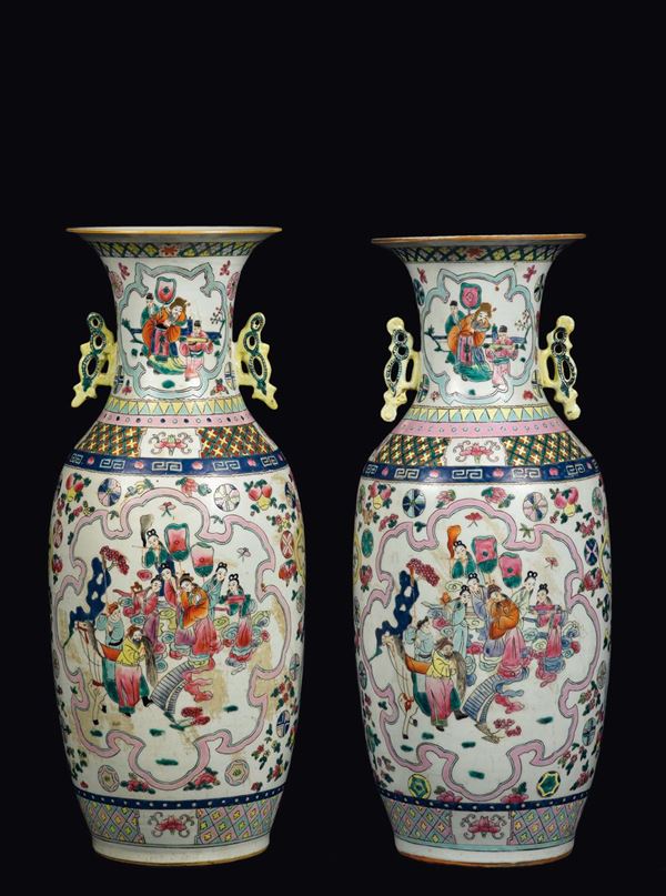 Coppia di vasi a doppia ansa in porcellana Famiglia Rosa con raffigurazione di scene di corte entro riserve, Cina, Dinastia Qing, fine XIX secolo