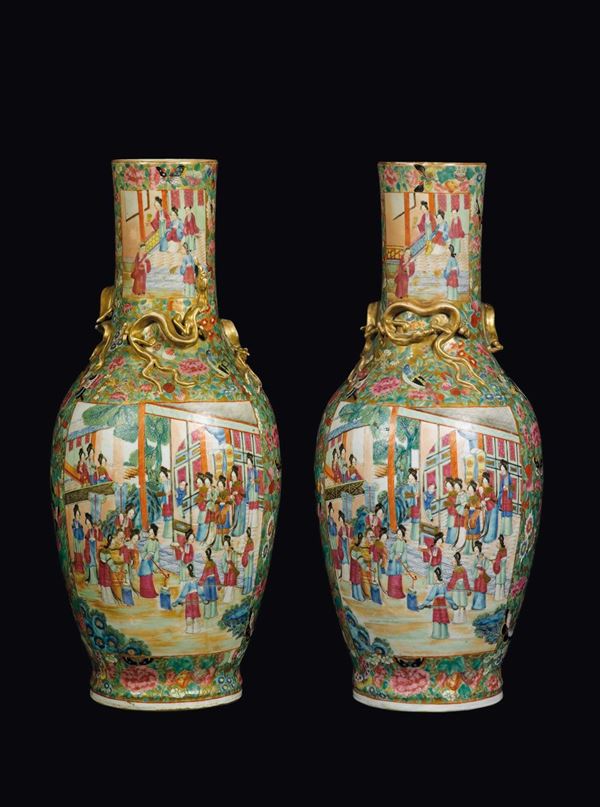 Coppia di vasi in porcellana Canton con raffiugrazioni di gruppi di Guanyin entro riserve e draghetti dorati a rilievo, Cina, Dinastia Qing, XIX secolo