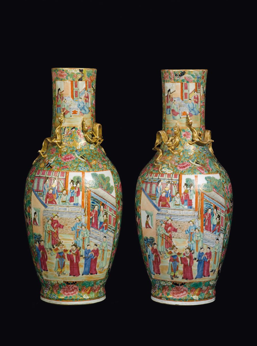 Coppia di Vasi in Porcellana Canton con Raffiugrazioni di Gruppi di Guanyin Entro Riserve e Dragh...