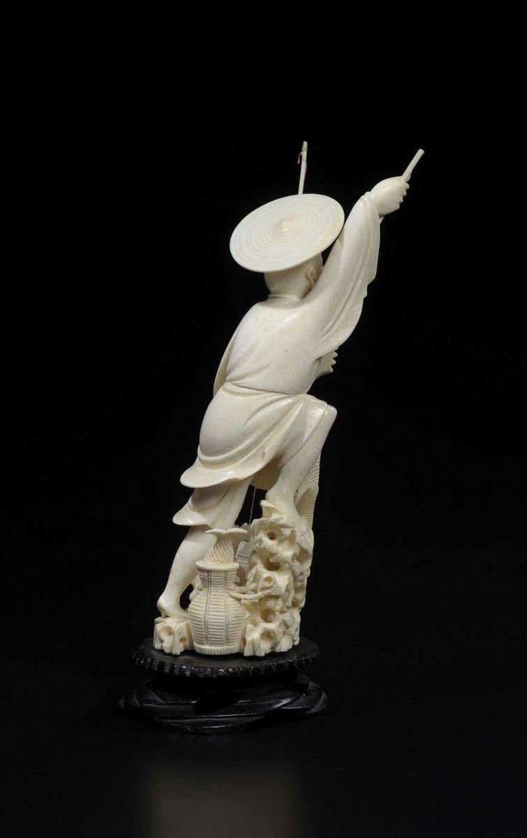 Figura di Pescatore Scolpita in Avorio con Canna da Pesca e Cagnolino, Cina, Inizio XX Secolo