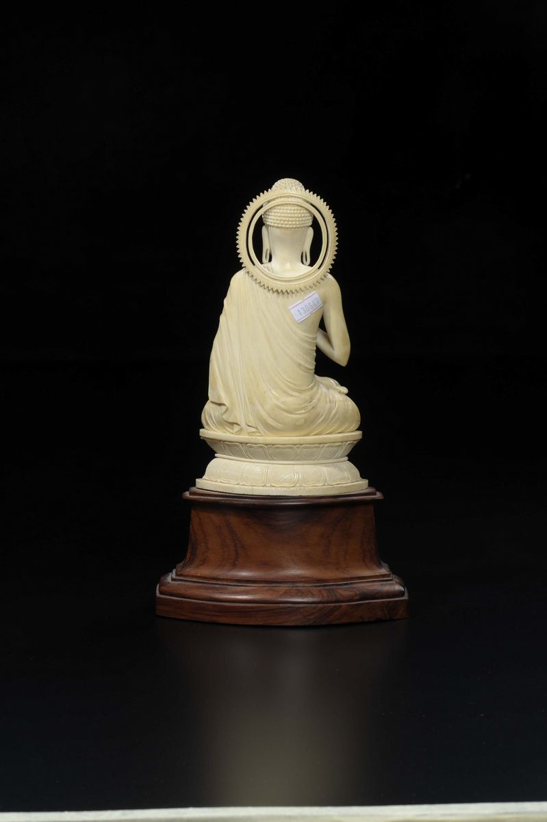 Figura di Buddha con Aura Seduto su Doppio Fiore di Loto Scolpita in Avorio, Cina, Inizio XX Seco...