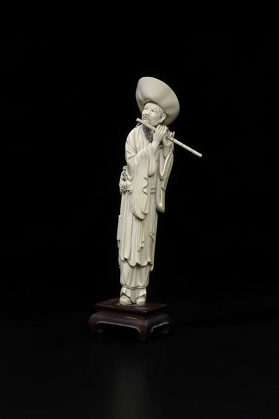 Suonatore di Flauto con Cappello Scolpito in Avorio, Cina, Dinastia Qing, XIX Secolo