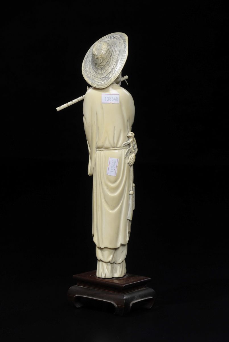 Suonatore di Flauto con Cappello Scolpito in Avorio, Cina, Dinastia Qing, XIX Secolo