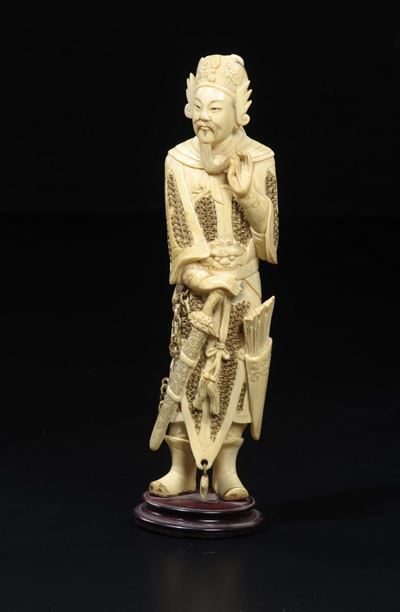 Figura di Guerriero con Armatura e Spada Scolpito in Avorio, Cina, Inizio XX Secolo