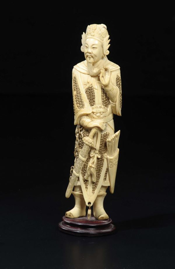 Figura di guerriero con armatura e spada scolpito in avorio, Cina, inizio XX secolo