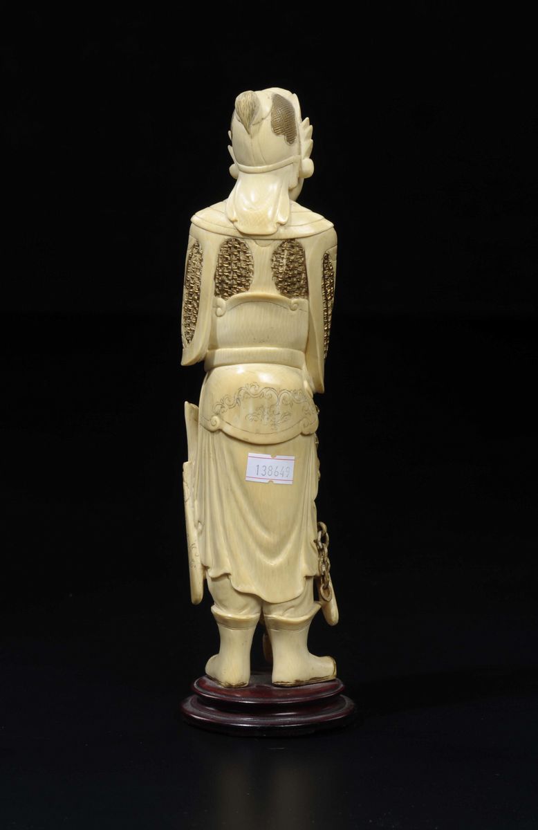 Figura di Guerriero con Armatura e Spada Scolpito in Avorio, Cina, Inizio XX Secolo