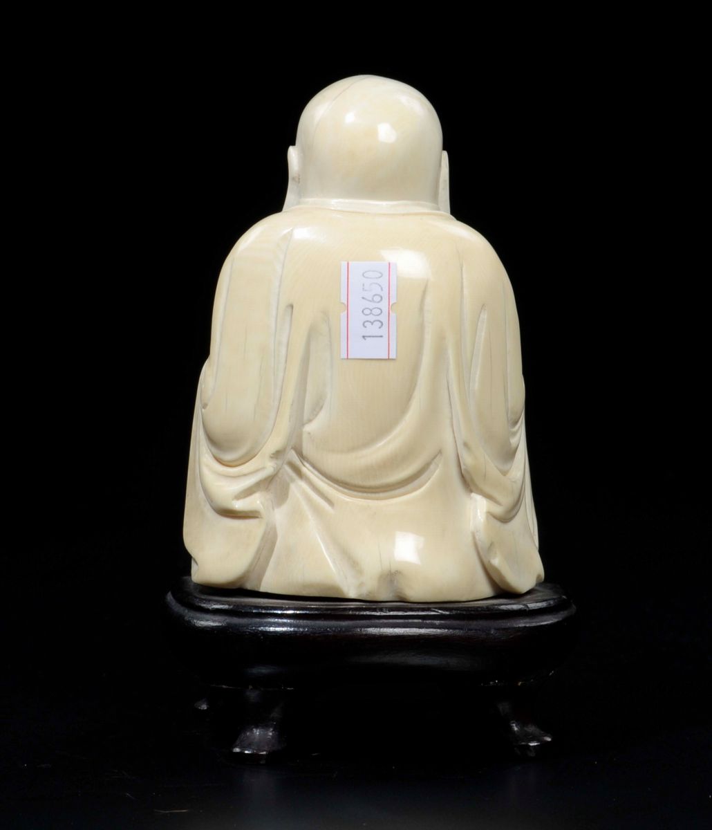 Figura di Budai con Frutto in Mano Scolpita in Avorio, Cina, Inizio XX Secolo