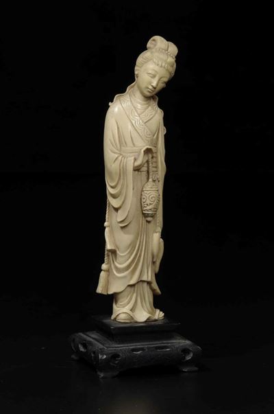 Figura di Guanyin in Avorio con Vasetto e Ventaglio Dietro la Schiena, Cina, Inizio XX Secolo