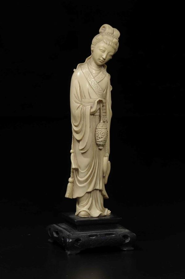 Figura di Guanyin in avorio con vasetto e ventaglio dietro la schiena, Cina, inizio XX secolo