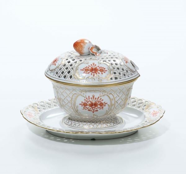 Salsiera con presentatoio in porcellana policroma e oro, Meissen, XX secolo