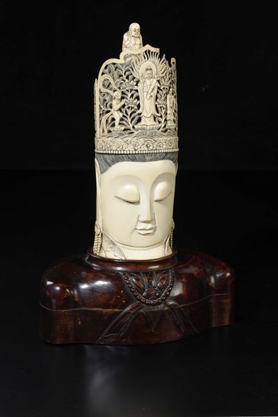 Volto di Buddha Scolpito in Avorio con Saggi sulla Corona, Cina, Inizio XX Secolo