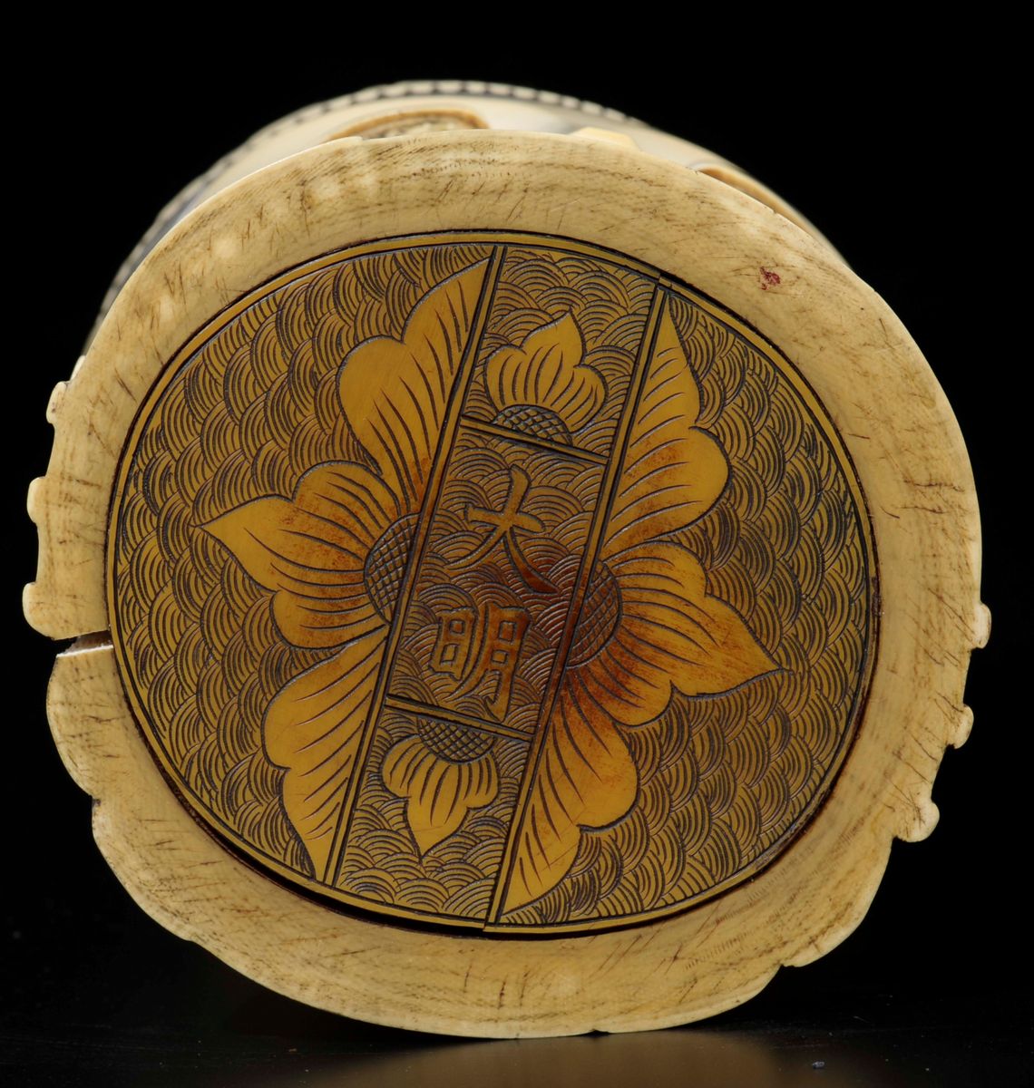 Volto di Buddha Scolpito in Avorio con Saggi sulla Corona, Cina, Inizio XX Secolo