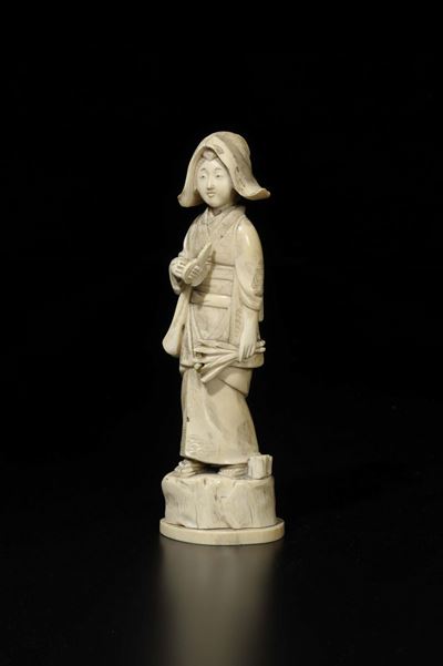 Figura di Contadina in Avorio con in Mano Tronchese e Fascina, Giappone, Inizio XX Secolo