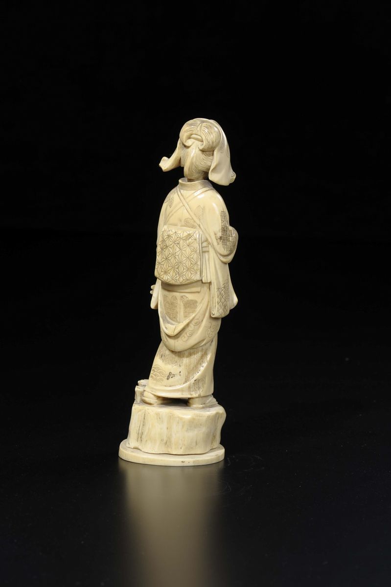 Figura di Contadina in Avorio con in Mano Tronchese e Fascina, Giappone, Inizio XX Secolo
