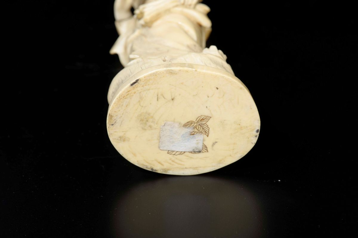 Figura di Contadina in Avorio con in Mano Tronchese e Fascina, Giappone, Inizio XX Secolo