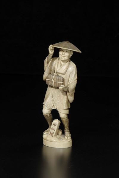 Figura di Contadino con Cappello e Valigetta Avvolta nello Spago Scolpita in Avorio, Giappone, In...