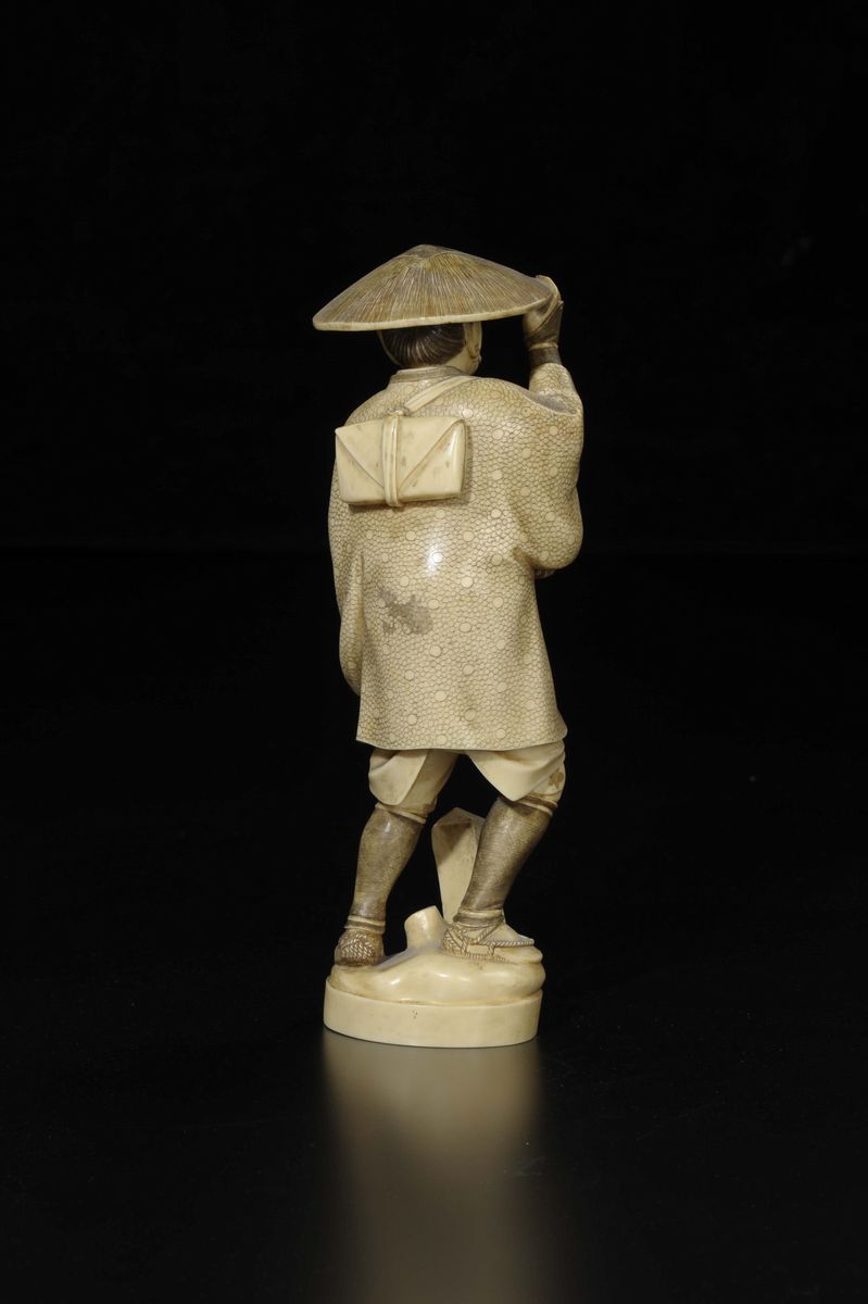 Figura di Contadino con Cappello e Valigetta Avvolta nello Spago Scolpita in Avorio, Giappone, In...