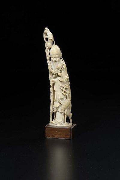 Figura di Shoulao Scolpita in Avorio con Gru e Bastone con Rami di Fiori, Cina, Inizio XX Secolo