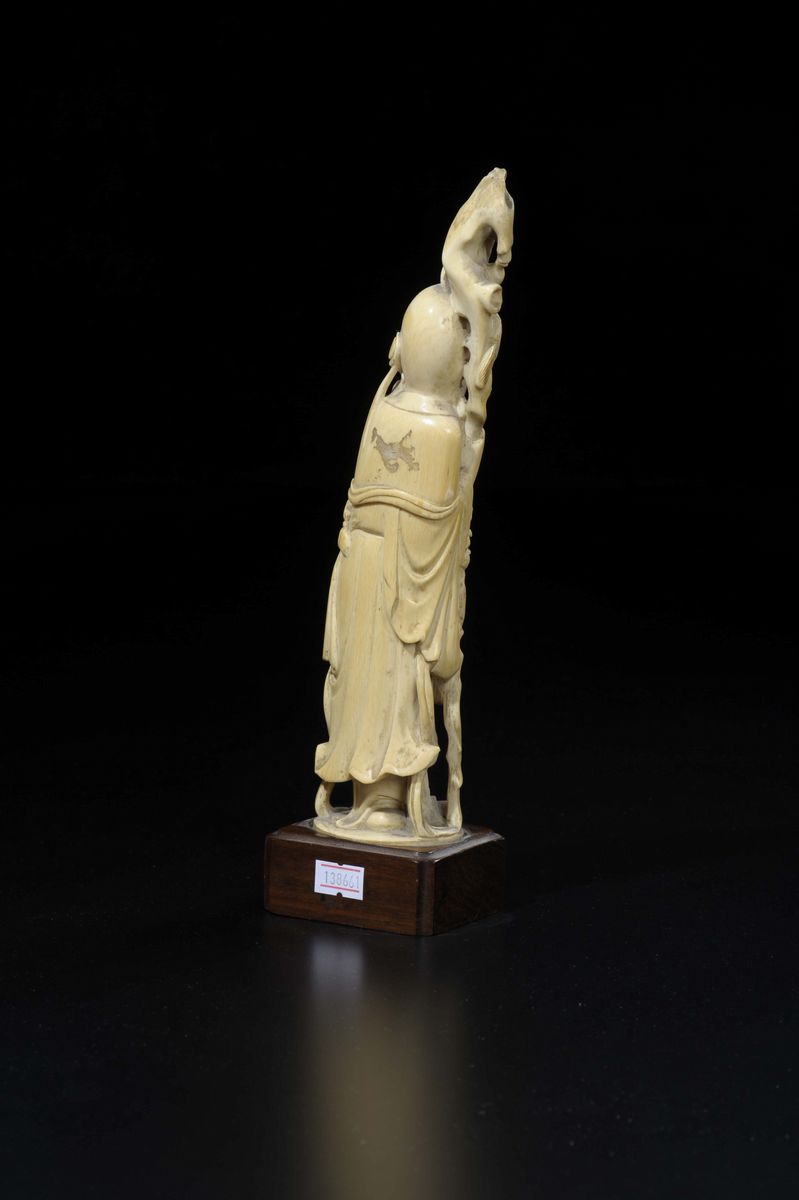 Figura di Shoulao Scolpita in Avorio con Gru e Bastone con Rami di Fiori, Cina, Inizio XX Secolo