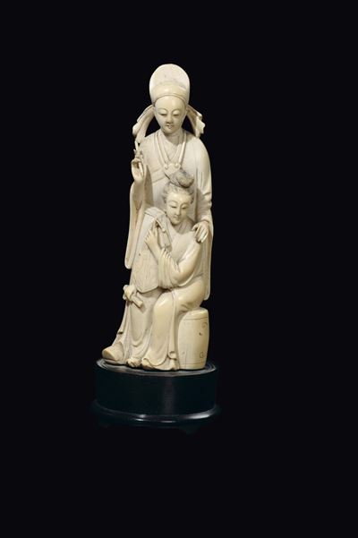 Gruppo in Avorio Raffigurante Guanyin Seduta e Dignitario Eretto che le Posa una Mano sulla Spall...