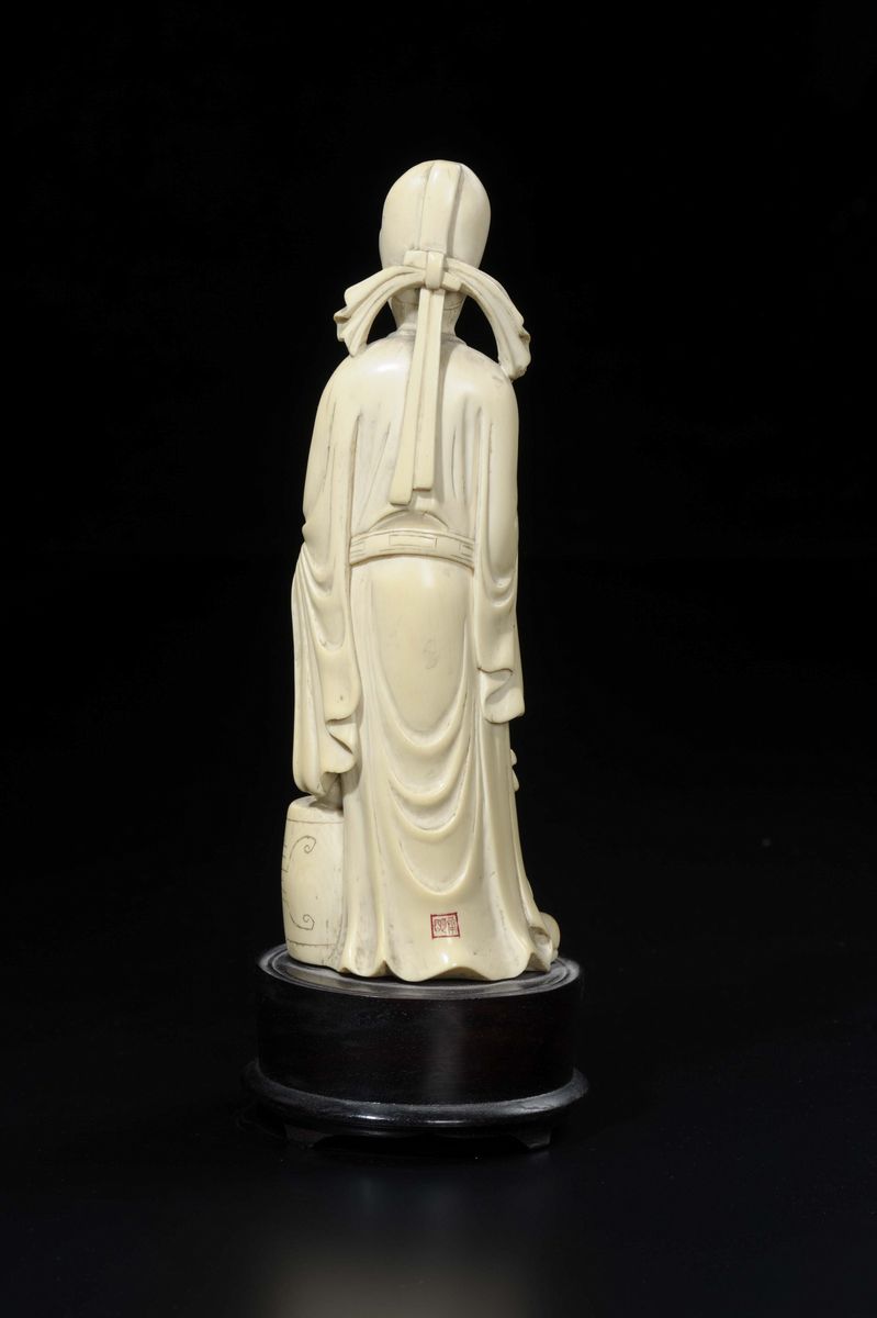 Gruppo in Avorio Raffigurante Guanyin Seduta e Dignitario Eretto che le Posa una Mano sulla Spall...