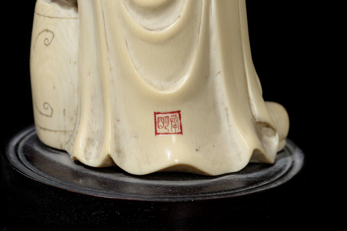 Gruppo in Avorio Raffigurante Guanyin Seduta e Dignitario Eretto che le Posa una Mano sulla Spall...