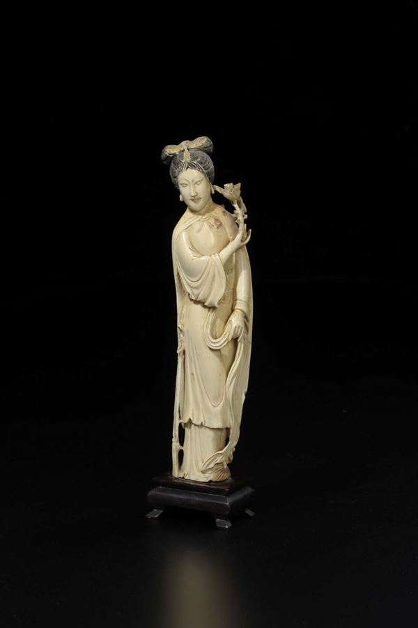 Figura di Guanyin scolpita in avorio con rosa nella mano destra, Cina, inizio XX secolo