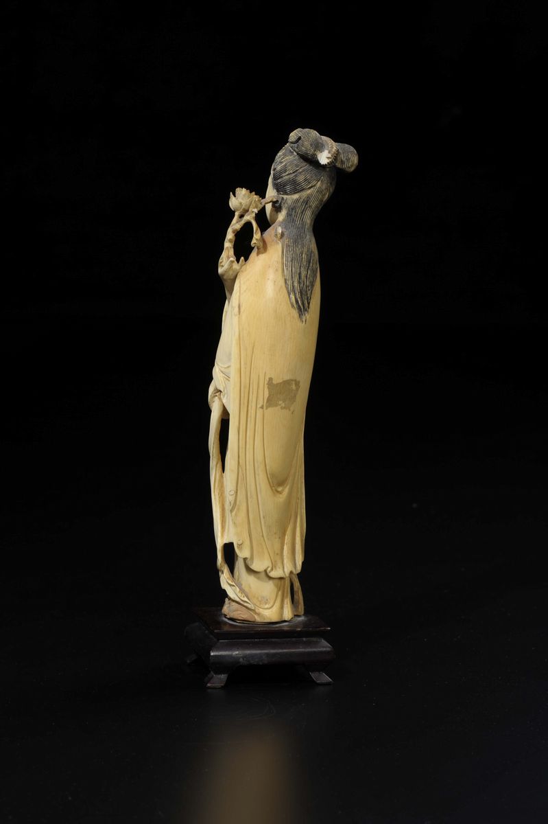 Figura di Guanyin Scolpita in Avorio con Rosa nella Mano Destra, Cina, Inizio XX Secolo