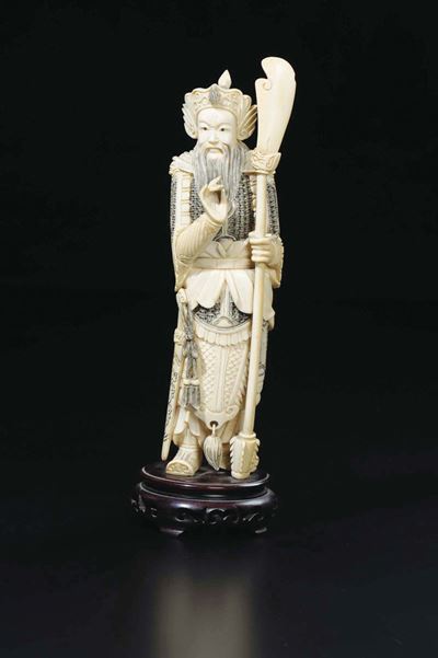 Figura di Guerriero in Armatura Scolpito in Avorio con Spada e Lancia, Cina, Inizio XX Secolo