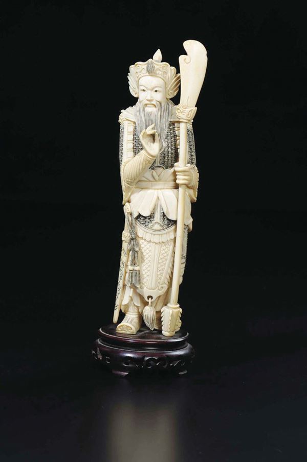 Figura di guerriero in armatura scolpito in avorio con spada e lancia, Cina, inizio XX secolo