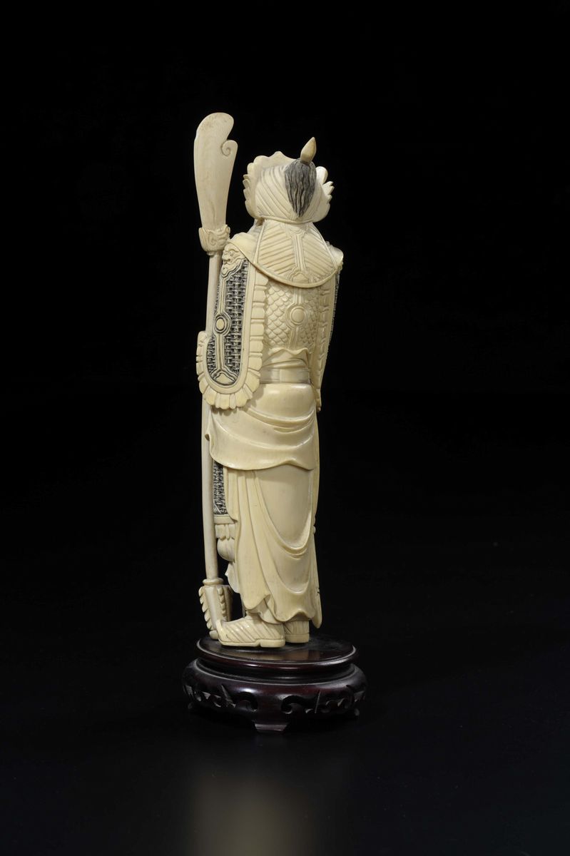 Figura di Guerriero in Armatura Scolpito in Avorio con Spada e Lancia, Cina, Inizio XX Secolo