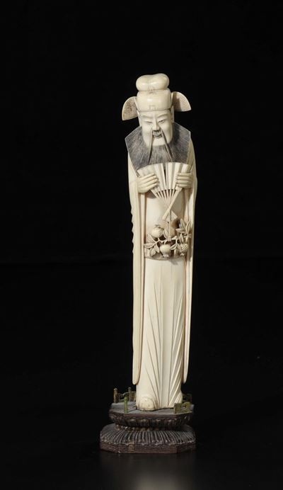 Figura di Dignitario Scolpita in Avorio con Mantello, Ventaglio e Cintura di Frutti, Cina, Inizio...