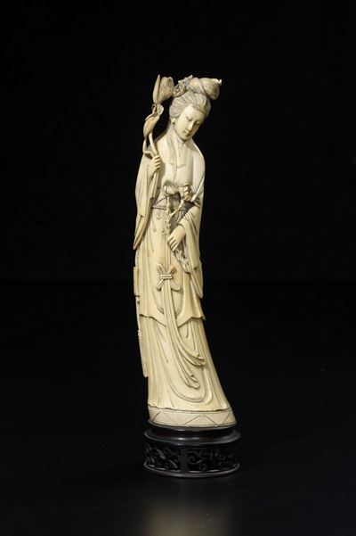 Figura di Guanyin Scolpita in Avorio con Rami Fioriti tra le Mani, Cina, Inizio XX Secolo
