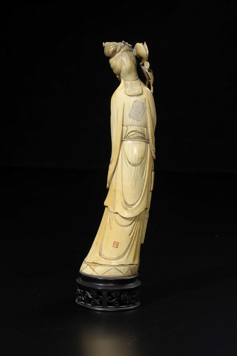 Figura di Guanyin Scolpita in Avorio con Rami Fioriti tra le Mani, Cina, Inizio XX Secolo