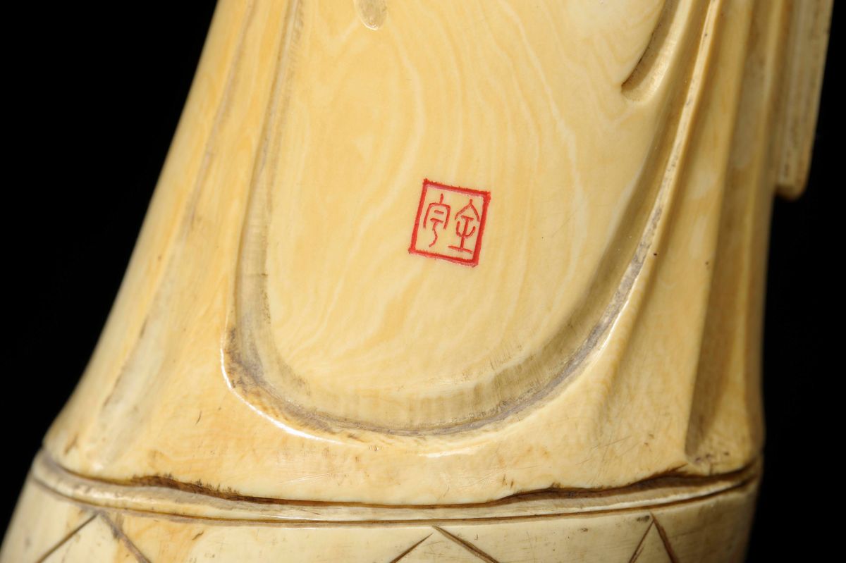 Figura di Guanyin Scolpita in Avorio con Rami Fioriti tra le Mani, Cina, Inizio XX Secolo