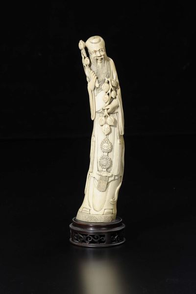 Figura di Saggio Scolpito in Avorio con Frutti e Simbolo Tao, Cina, Inizio XX Secolo