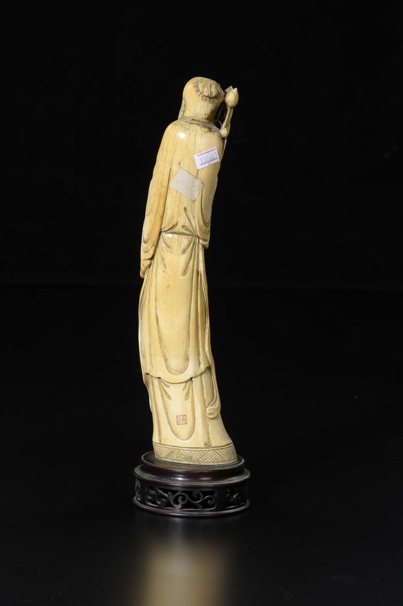 Figura di Saggio Scolpito in Avorio con Frutti e Simbolo Tao, Cina, Inizio XX Secolo