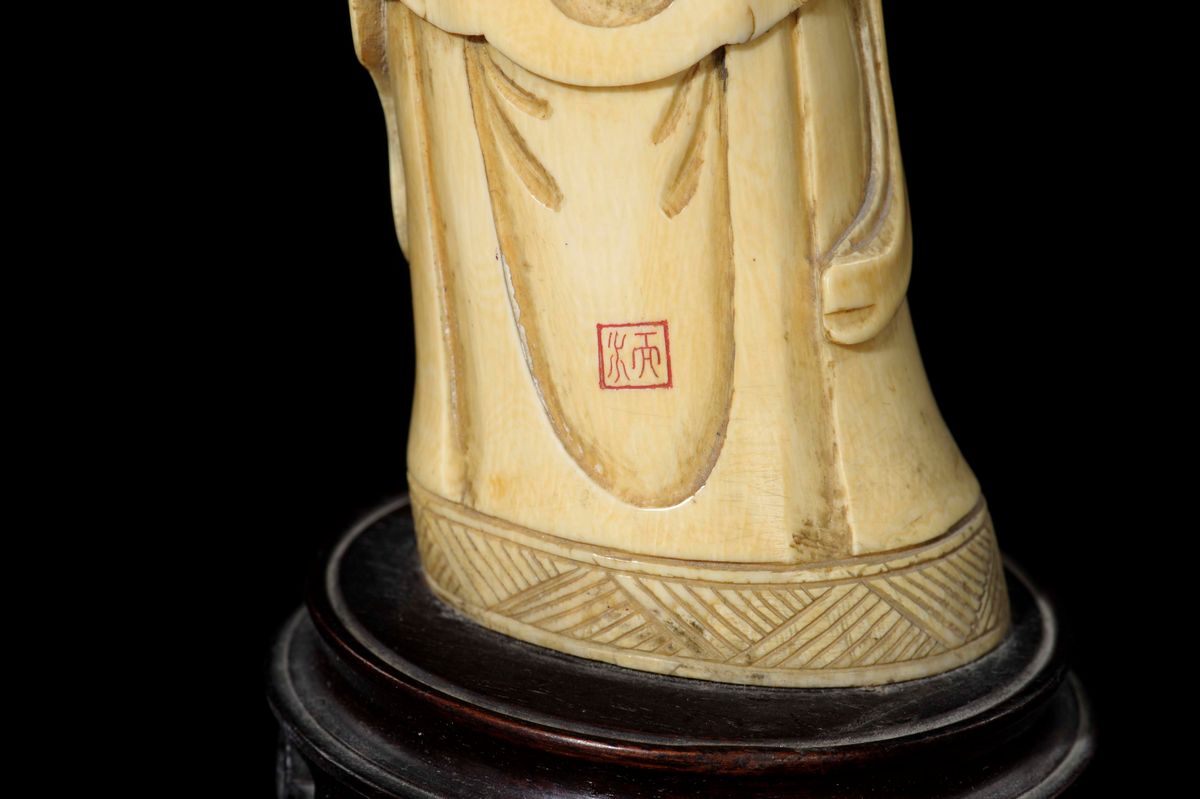 Figura di Saggio Scolpito in Avorio con Frutti e Simbolo Tao, Cina, Inizio XX Secolo