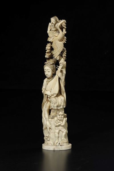 Gruppo Scolpito in Avorio con Guanyin Musicante, Satiri e Gru, Giappone, Inizio XX Secolo
