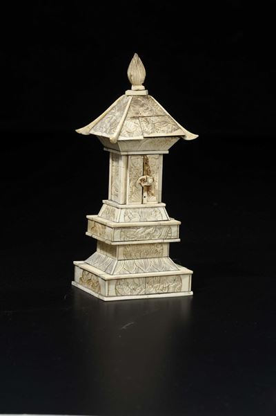 Piccola Pagoda Scolpita in Avorio con Decoro Vegetale, Cina, Inizio XX Secolo