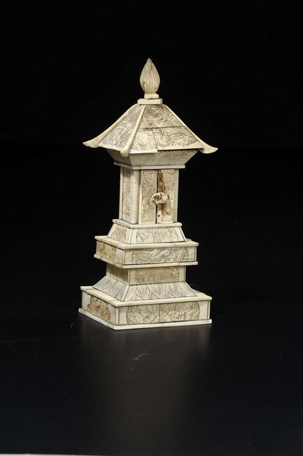 Piccola pagoda scolpita in avorio con decoro vegetale, Cina, inizio XX secolo