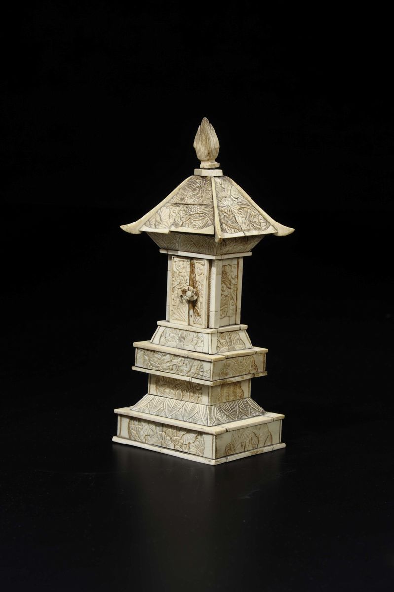 Piccola Pagoda Scolpita in Avorio con Decoro Vegetale, Cina, Inizio XX Secolo