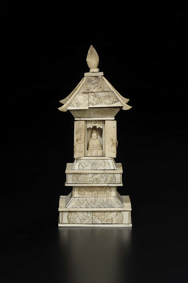 Piccola Pagoda Scolpita in Avorio con Decoro Vegetale, Cina, Inizio XX Secolo