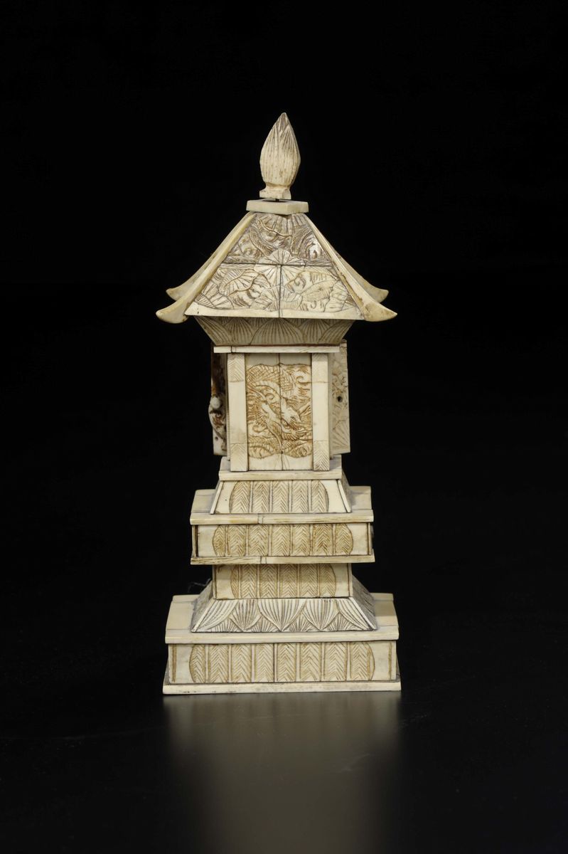 Piccola Pagoda Scolpita in Avorio con Decoro Vegetale, Cina, Inizio XX Secolo