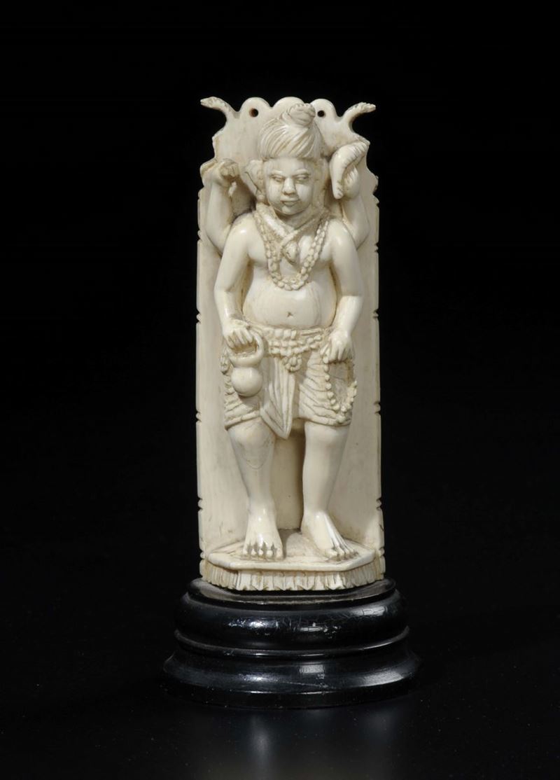 A carved ivory four-arms deity with necklace beads prayer and snake, India, early 20th century  - Auction Chinese Works of Art - Cambi Casa d'Aste