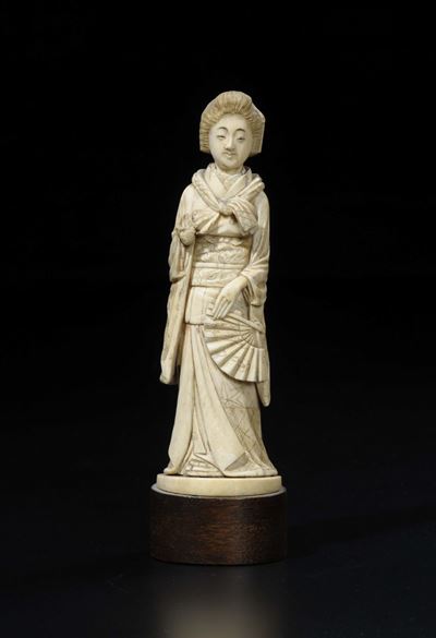 Figura di Geisha con Ventaglio Scolpita in Avorio, Giappone, Inizio XX Secolo
