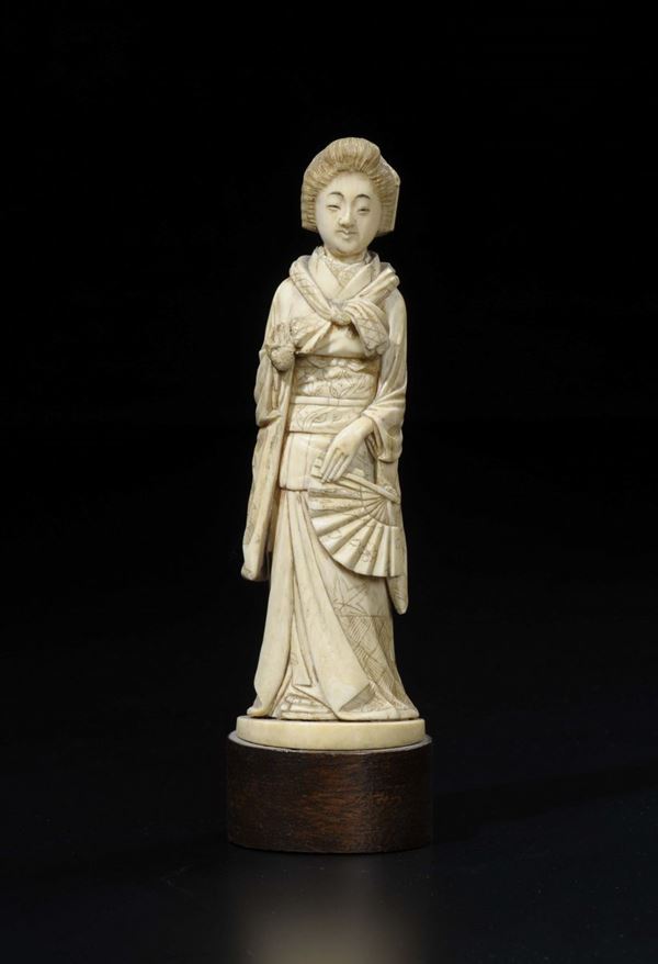 Figura di Geisha con ventaglio scolpita in avorio, Giappone, inizio XX secolo