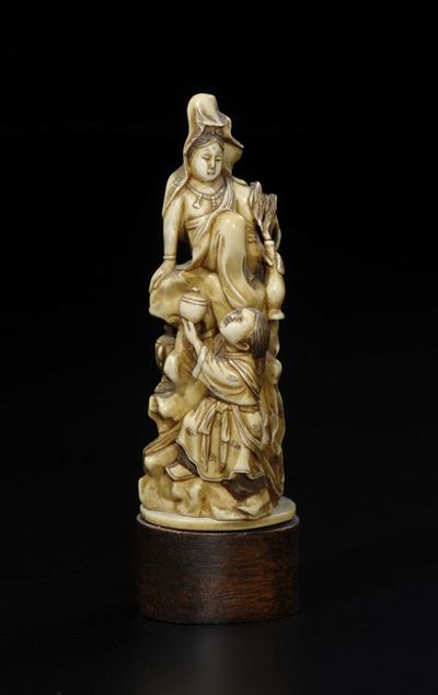 Gruppo in Avorio con Guanyin Seduta e Fanciullo con Vasi in Mano, Cina, Dinastia Qing, Fine XIX S...
